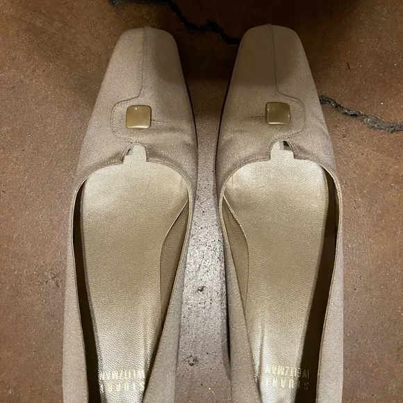 Stuart Weitzman Buttondown Taupe Crepe Flats Size 7M - Picture 2 of 4